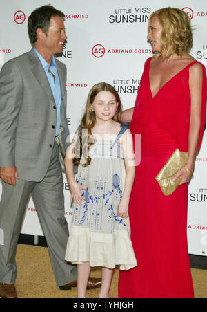 Greg Kinnear, Toni Collette (destra) e Abigail Breslin arrivare per la premiere del loro nuovo film "Little Miss Sunshine' al Loews Lincoln Square Theatre di New York il 25 luglio 2006. (UPI foto/Laura Cavanaugh) Foto Stock