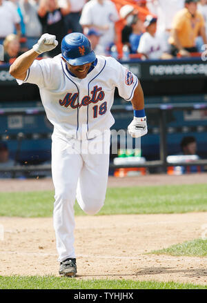 New York Mets Jose Valentin pompe il pugno dopo il suo gioco colpo vincente a Shea Stadium di New York City il 26 luglio 2006. Il New York Mets sconfitto il Chicago Cubs 1-0 in dieci inning. (UPI foto/John Angelillo) Foto Stock