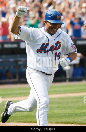 New York Mets Jose Valentin pompe il pugno dopo il suo gioco colpo vincente a Shea Stadium di New York City il 26 luglio 2006. Il New York Mets sconfitto il Chicago Cubs 1-0 in dieci inning. (UPI foto/John Angelillo) Foto Stock