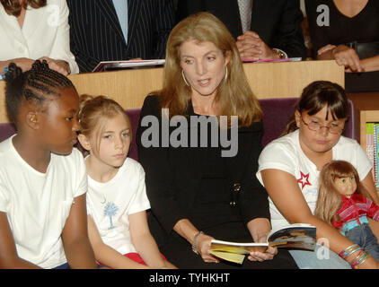 Caroline Kennedy, Vice Presidente per il Fondo per le scuole pubbliche, legge ad un gruppo di bambini dal libro "olly impara una lezione", in occasione del lancio del terzo negozio annuale 4 Classe torna a scuola Promozione al dettaglio svoltasi a New York il 24 agosto 2006. (UPI foto/Ezio Petersen) Foto Stock