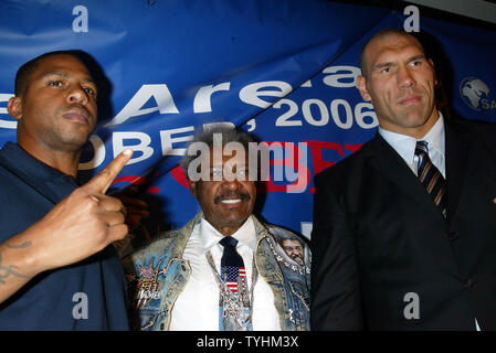 (Da sinistra a destra): Monte " Due Gunz' Barrett, Don King e Nikolai 'gigante russo Valuev" in occasione di una conferenza stampa per annunciare il loro prossimo incontro di boxe (tra Barrett e Valuev che si terrà a Chicago il 7 ottobre, 2006) presso il Firebird ristorante russo a New York il 30 agosto 2006. (UPI foto/Laura Cavanaugh) Foto Stock