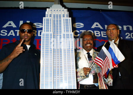 (Da sinistra a destra): Monte " Due Gunz' Barrett, Don King e Nikolai 'gigante russo Valuev" in occasione di una conferenza stampa per annunciare che il prossimo incontro di boxe (tra Barrett e Valuev che si terrà a Chicago il 7 ottobre, 2006) presso il Firebird ristorante russo a New York il 30 agosto 2006. (UPI foto/Laura Cavanaugh) Foto Stock