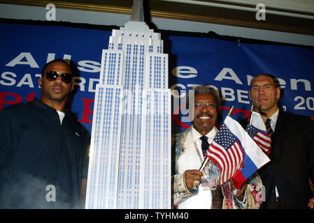 (Da sinistra a destra): Monte " Due Gunz' Barrett, Don King e Nikolai 'gigante russo Valuev" in occasione di una conferenza stampa per annunciare che il prossimo incontro di boxe (tra Barrett e Valuev che si terrà a Chicago il 7 ottobre, 2006) presso il Firebird ristorante russo a New York il 30 agosto 2006. (UPI foto/Laura Cavanaugh) Foto Stock
