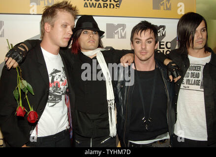 Attore Jared Leto (secondo da sinistra) pone con i membri della sua band 30 secondi su Marte al Radio City Music Hall di New York per il 2006 MTV Video Music Awards tenutasi il 31 agosto 2006. (UPI foto/Ezio Petersen) Foto Stock