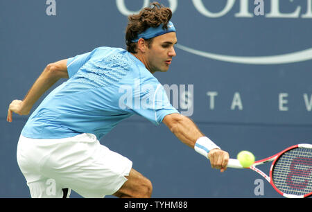 Top seminate Roger Federer restituisce la palla a Tim Henman di Gran Bretagna presso la US Open svoltasi presso l'USTA Billie Jean King National Tennis Center il 1 settembre 2006 a New York. Agassi, un due-tempo noi aperto vincitore chi è seminata, ha annunciato che andrà in pensione dopo questo torneo. (UPI foto/Monika Graff) Foto Stock