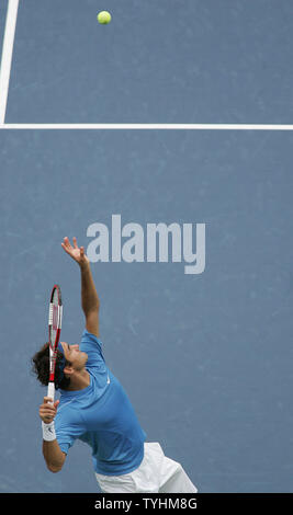 Top seminate Roger Federer serve la sfera di Tim Henman di Gran Bretagna presso la US Open svoltasi presso l'USTA Billie Jean King National Tennis Center il 1 settembre 2006 a New York. Agassi, un due-tempo noi aperto vincitore chi è seminata, ha annunciato che andrà in pensione dopo questo torneo. (UPI foto/Monika Graff) Foto Stock