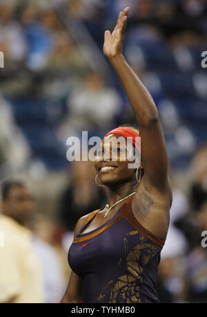 Serena Williams onde ai suoi fan dopo il retta fissa sconfitta di Ana Ivanovic presso l'U.S. Aperto in Flushing Meadows, New York il 3 settembre 2006. (UPI foto/John Angelillo) Foto Stock