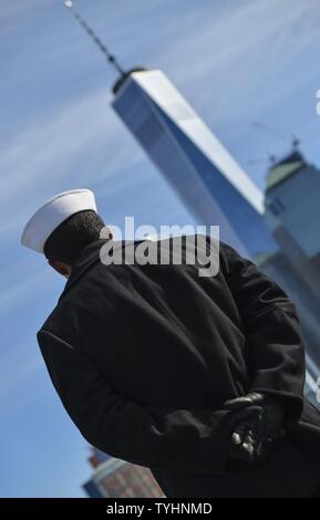 NEW YORK (nov. 10, 2016) marinai uomo le rotaie di assalto anfibio nave USS Iwo Jima (LHD 7) come lei passa la libertà Torre. Iwo Jima è che partecipano nella settimana dei veterani di New York City 2016 per onorare il servizio di tutte le nostre nazioni veterani. La nave ha fatto recentemente ritorno da l' assistenza umanitaria in missione ad Haiti dopo il passaggio dell uragano Matthew Foto Stock