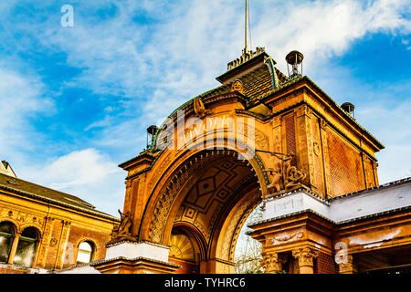 Decorativo ingresso sincronizzato al XIX secolo del parco divertimenti Giardini di Tivoli su Vesterbrogade, Copenhagen, Danimarca. Gennaio 2019. Foto Stock