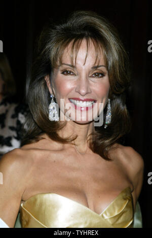 Susan Lucci arriva per il 16th Annual Broadcasting & Cable Hall of Fame Premi la cena al Waldorf Astoria di New York il 23 ottobre 2006. (UPI foto/Laura Cavanaugh) Foto Stock