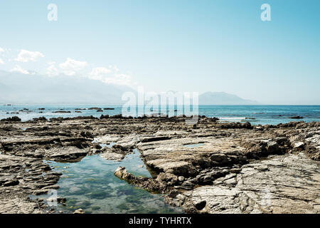 Vuoto spiaggia rocciosa in bluesky Foto Stock