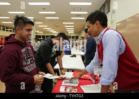 Camp Zama gli studenti ricevono informazioni dal consigliere di ammissione Otis Richardson, Temple University - Giappone Campus, durante una fiera universitaria tenutasi il 6 novembre 10 di Zama American High School. Foto Stock