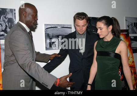 Attori Djimon Hounsou, Leonardo DiCaprio e Jennifer Connelly (da sinistra a destra) assistere ad una speciale proiezione del loro nuovo film "diamanti di sangue" tenutasi presso il Museo di Arte Moderna di New York il 30 novembre 2006 (UPI foto/Ezio Petersen) Foto Stock