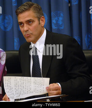 Attore George Clooney incontra con le Nazioni Unite in media il 15 dicembre 2006 per discutere i suoi recenti viaggi in Cina e in Egitto per arruolare questi paesi di aiuto sul nome della regione sudanese del Darfur che soffre di genocidio. (UPI foto/Ezio Petersen) Foto Stock