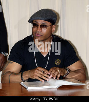 LL Cool J segni copie del suo nuovo libro LL Cool J di platino' allenamento presso Barnes & Noble a New York il 3 gennaio 2007. (UPI foto/Laura Cavanaugh) Foto Stock