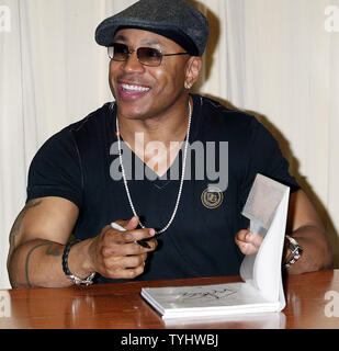 LL Cool J segni copie del suo nuovo libro LL Cool J di platino' allenamento presso Barnes & Noble a New York il 3 gennaio 2007. (UPI foto/Laura Cavanaugh) Foto Stock