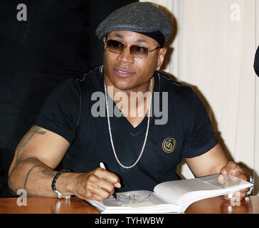 LL Cool J segni copie del suo nuovo libro LL Cool J di platino' allenamento presso Barnes & Noble a New York il 3 gennaio 2007. (UPI foto/Laura Cavanaugh) Foto Stock