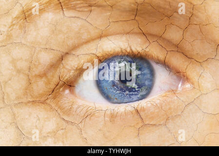Il riscaldamento globale del concetto. Chiudere l immagine della donna incrinato faccia testurizzata con iris terra. Creative composito di macro occhio con la terra come Iris. Gli elementi di questa immagine fornita da NASA . Foto Stock