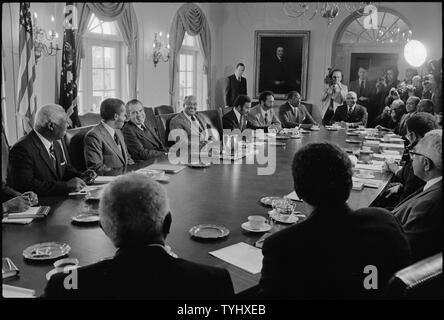 Richard M. Nixon incontro con un gruppo di Presidenti di black college e università.; Portata e contenuto: Nella foto: Richard M. Nixon, Herman Branson, Lincoln University, James guancia, Università di Howard Granville sawyer, Texas Southern, Allix James, Virginia Unione U., Milton Curry, Jr., Vescovo College, Lloyd Elam, Meharry Medical College, Walter Washingotn Alcorn A&M University, Lewis sorpassata North Carolina A&T, Frank Carlucci, sotto Sec. di HEW, Caspar Weinberger, Sec. di HEW, Stanley Scott, assistente speciale, G. Leon Netterville, Southern University, James Lawson, Fisk University, Lucio Pit Foto Stock