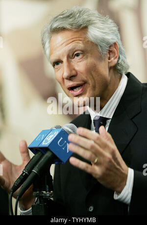 Dominique de Villepin, Primo ministro di Francia, discute la necessità di maggiore coinvolgimento internazionale con il Medio Oriente ai giornalisti presso le Nazioni Unite a New York City il 15 marzo 2007. (UPI foto/Monika Graff) Foto Stock