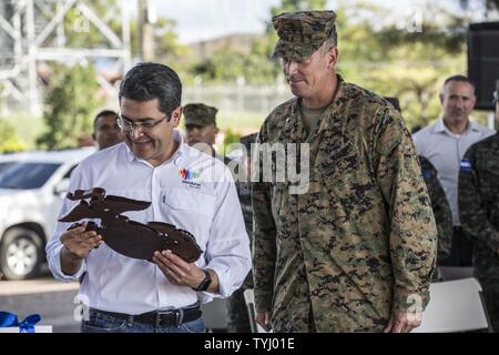 Stati Uniti Marine Col. Thomas Prentice, comandante per scopi speciali Air-Ground Marine Task Force - Comando Sud, presenta il presidente Juan Orlando Hernandez di Honduras con un'aquila, Globe, e placca di ancoraggio durante una cerimonia di congedo a bordo di Soto Cano Air Base, Honduras, nov. 10, 2016. La cerimonia è stata condotta per un addio ai marines e marinai di SPMAGTF-SC e riconoscere tutto il lavoro che hanno compiuto al fianco dei loro omologhi honduregna durante tutta la loro rotazione di sei mesi in America centrale. Foto Stock