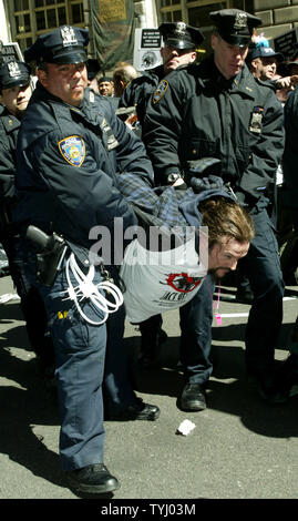 Un membro dell'AIDS avvocato gruppo ACT UP è portato via dalla polizia dopo aver partecipato ad un 'die nell' su Broadway a conclusione della manifestazione marzo che commemora l'organizzazione del ventesimo anniversario e la loro domanda di assistenza sanitaria la riforma e il farmaco di controllo dei prezzi il 29 marzo 2007 a New York City. (UPI foto/Monika Graff) Foto Stock