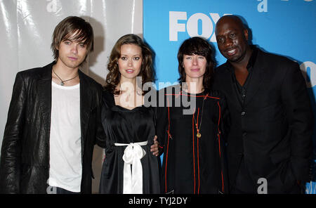 Il cast del film "La Sarah Connor Chronicles" (da sinistra a destra) Thomas Dekker, estate Glau, Lena Headey e Richard T. Jones arriva al Fox 2007 Presentazione di programmazione a Wollman Rink di Central Park a New York il 17 maggio 2007. (UPI foto/Laura Cavanaugh) Foto Stock