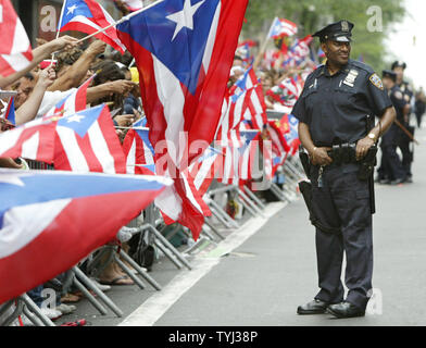 La polizia di mantenere un eyo sulla folla durante il cinquantesimo nazionale di Puerto Rican Day parade che si svolge lungo la Quinta Avenue a giugno 10, 2007 a New York City. L'evento annuale che richiama migliaia di spettatori e dispone di ballerini, Marching Band e galleggianti. (UPI foto/Monika Graff) Foto Stock