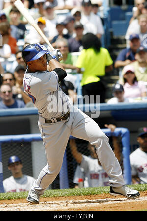 New York Mets Ruben Gotay colpisce un assolo di Omero nel secondo inning contro i New York Yankees allo Yankee Stadium di New York il 16 giugno 2007. (UPI foto/John Angelillo) Foto Stock