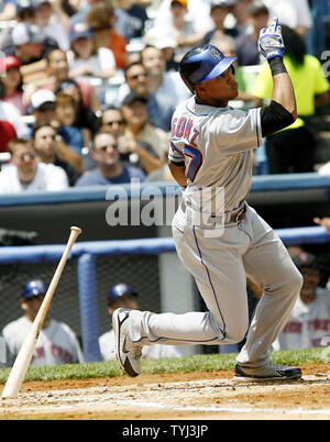 New York Mets Ruben Gotay colpisce un assolo di Omero nel secondo inning contro i New York Yankees allo Yankee Stadium di New York il 16 giugno 2007. (UPI foto/John Angelillo) Foto Stock