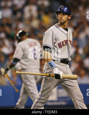 New York Mets Shawn passeggiate verdi torna alla scavato dopo aver depennato mentre Ruben Gotay (8) passeggiate alla piastra nell'ottavo inning contro i New York Yankees allo Yankee Stadium di New York il 17 giugno 2007. Gli Yankees battere il Mets 8-2. (UPI foto/John Angelillo) Foto Stock