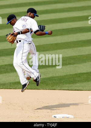 New York Mets (L-R) Ruben Gotay e Jose Reyes salto in aria alla fine del gioco al Shea Stadium di New York City il 15 luglio 2007. Il New York Mets sconfitto i Cincinnati Reds 5-2. (UPI foto/John Angelillo) Foto Stock