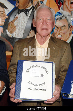 Baseball Hall of Famer e ex-giocatore Yankee Whitey Ford guarda oltre le cartelle in azienda quotidianamente note manoscritte dal compianto compagno di squadra Joe DiMaggio a New York conferenza stampa sulla luglio 16, 2007.I diari saranno messe all'asta on line da Steiner Memorabilla sportiva con una apertura di offerta di $ 1 milioni di dollari entro la fine di quest'anno. (UPI foto/Ezio Petersen) Foto Stock