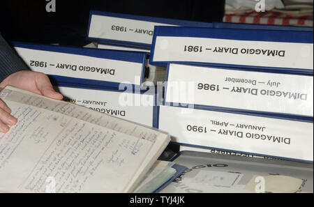 Baseball Hall of Famer e ex-giocatore Yankee Whitey Ford guarda oltre le cartelle in azienda quotidianamente note manoscritte dal compianto compagno di squadra Joe DiMaggio a New York conferenza stampa sulla luglio 16, 2007.I diari saranno messe all'asta on line da Steiner Memorabilla sportiva con una apertura di offerta di $ 1 milioni di dollari entro la fine di quest'anno. (UPI foto/Ezio Petersen) Foto Stock