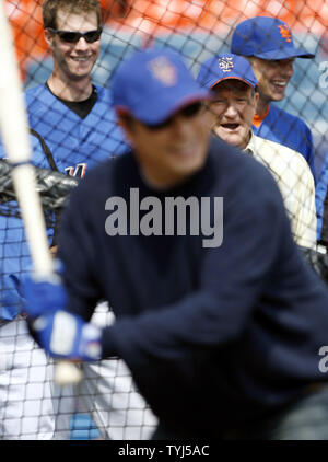 Robin Williams reagisce guardando John Travolta prende Batting Practice durante le riprese del film "vecchi cani' a Shea Stadium di New York City il 26 luglio 2007. (UPI foto/John Angelillo) Foto Stock