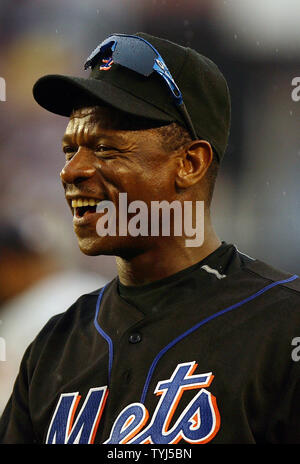New York Mets prima base coach Ricky Henderson sorride dopo un Ruben Gotay colpisce un singolo nel quarto inning contro i cittadini di Washington a Shea Stadium di New York City il 29 luglio 2007. (UPI foto/John Angelillo) Foto Stock