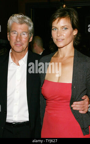 Richard Gere e Carey Lowell arrivano al Azza Lounge per un ricevimento in seguito alla premiere di 'La Caccia Parte" nella città di New York il 22 agosto 2007. (UPI foto/Sylvain Gaboury) Foto Stock