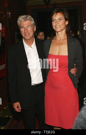 Richard Gere e Carey Lowell arrivano al Azza Lounge per un ricevimento in seguito alla premiere di 'La Caccia Parte" nella città di New York il 22 agosto 2007. (UPI foto/Sylvain Gaboury) Foto Stock