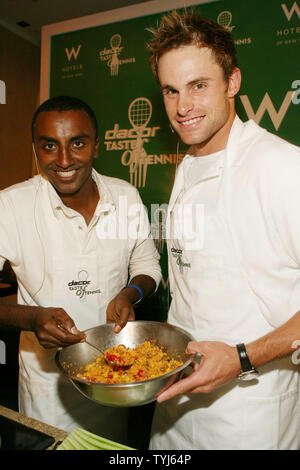 Lo Chef Marcus Samuelsson e Andy Roddick si prepara il cibo presso il 8° Dacor "gusto di Tennis " evento di beneficenza al W Hotel di New York City il 23 agosto 2007. (UPI foto/Sylvain Gaboury) Foto Stock