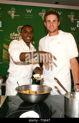 Lo Chef Marcus Samuelsson e Andy Roddick si prepara il cibo presso il 8° Dacor "gusto di Tennis " evento di beneficenza al W Hotel di New York City il 23 agosto 2007. (UPI foto/Sylvain Gaboury) Foto Stock