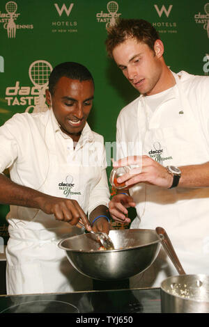 Lo Chef Marcus Samuelsson e Andy Roddick si prepara il cibo presso il 8° Dacor "gusto di Tennis " evento di beneficenza al W Hotel di New York City il 23 agosto 2007. (UPI foto/Sylvain Gaboury) Foto Stock