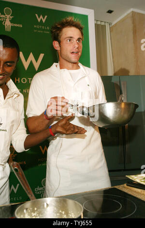 Lo Chef Marcus Samuelsson e Andy Roddick si prepara il cibo presso il 8° Dacor "gusto di Tennis " evento di beneficenza al W Hotel di New York City il 23 agosto 2007. (UPI foto/Sylvain Gaboury) Foto Stock