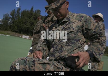 Il personale Sgt. Jorge Estrada, un impiegato di magazzino con il trentunesimo Marine Expeditionary Unit, carichi di un M9A1 9mm servizio Caricatore per pistola durante la precisione di tiro della formazione di Camp Hansen, Okinawa, in Giappone, il 4 ottobre, 2017. Marines con il trentunesimo MEU hanno partecipato a corsi di formazione annuale pistol qualificazione al fine di migliorare e mantenere la Combat Readiness. Come il Marine Corps' solo in continuo in avanti-dispiegato unità, il trentunesimo MEU aria-terra-team Logistics fornisce una forza flessibile, pronto per eseguire una vasta gamma di operazioni militari, da limited combat per l assistenza umanitaria, le operazioni in tutta la Indo-Asia-P Foto Stock