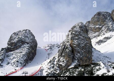 Cortina d'Ampezzo (Italia), la pista da sci denominata "Olympia delle Tofane', che ospiterà la donna lo sci alpino competizioni durante il 2026 Olimpiadi invernali Foto Stock