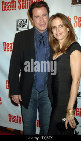 Attore John Travolta accompagnatrici di sua moglie attrice Kelly Preston per la premiere del suo nuovo film di 'Death frase al Tribeca Cinema a New York il 28 agosto 2007. (UPI foto/Ezio Petersen) Foto Stock