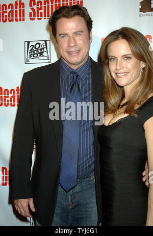 Attore John Travolta accompagnatrici di sua moglie attrice Kelly Preston per la premiere del suo nuovo film di 'Death frase al Tribeca Cinema a New York il 28 agosto 2007. (UPI foto/Ezio Petersen) Foto Stock