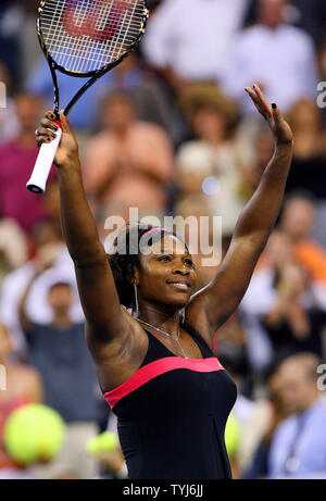 Serena Williams onde ai suoi fan dopo la sconfitta di Maria elena CAMERIN in retta fissa il giorno 3 presso l'U.S. Aprire a New York City il 29 agosto 2007. (UPI foto/John Angelillo) Foto Stock