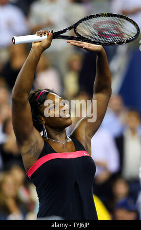 Serena Williams onde ai suoi fan dopo la sconfitta di Maria elena CAMERIN in retta fissa il giorno 3 presso l'U.S. Aprire a New York City il 29 agosto 2007. (UPI foto/John Angelillo) Foto Stock