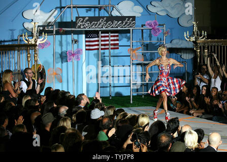 L'attrice/modello Jenna Jameson cammina giù per la pista al Heatherette fashion show durante la primavera 2008 le collezioni di Mercedes-Benz della settimana della moda a Bryant Park di New York il 11 settembre 2007. (UPI foto/John Angelillo) Foto Stock