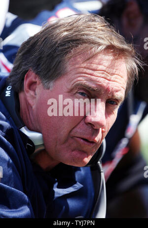 New England Patriots Head Coach Bill Belichick, mostrato in disparte il 9 settembre si è scusata per il brouhaha accuse circostante il suo team ha rubato i segnali dal New York getti Foxborough, Massachusetts il 12 settembre 2007. (UPI foto/John Angelillo) Foto Stock
